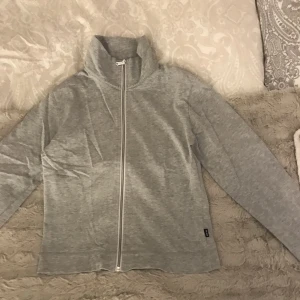 Peak performance kofta - Grå Peak performance kofta med krage, bra skick🩷kommer ej till användning 