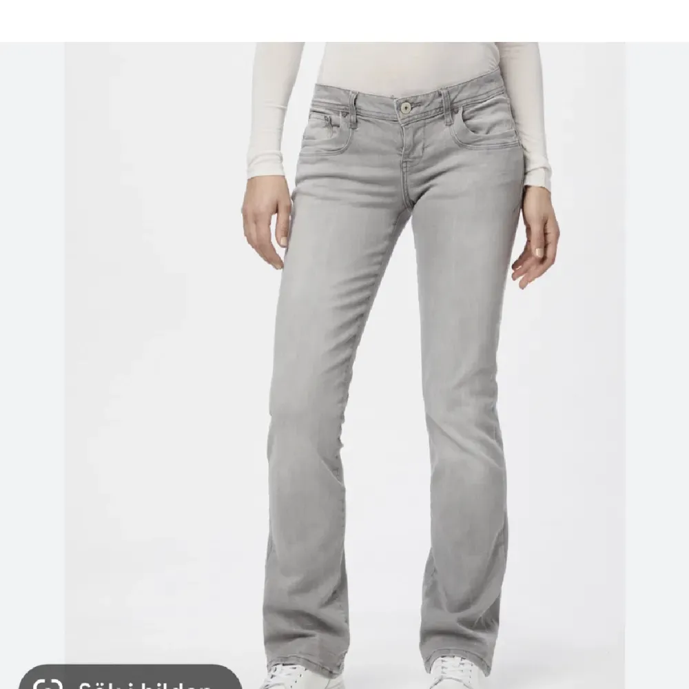 Säljer dessa jeans helt nya med prislapp på. Har ett par i storlek  27/36 och andra i 28/34. Priset är diskuterbart vill få sålt snabbt. Jeans & Byxor.