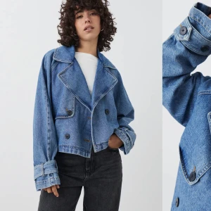 Slutsåld kort denim trenchcoat  - Helt ny, endast testad. Supersnygg trenchcoat 