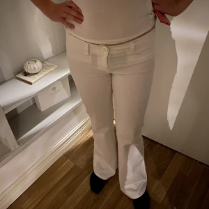 Lågmidjade byxor  - Svinsnygga lågmidjade byxor i perfekt skick🤩s-m