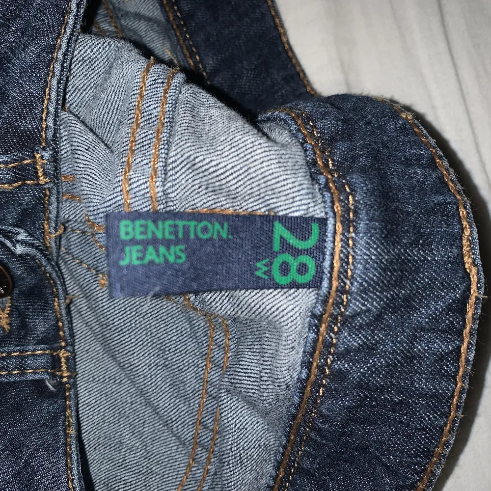 Säljer ett par otroligt fina lågmidjade jeans! Midjemåttet 36cm tvärs över och innerbenslängden 72cm💓. Jeans & Byxor.