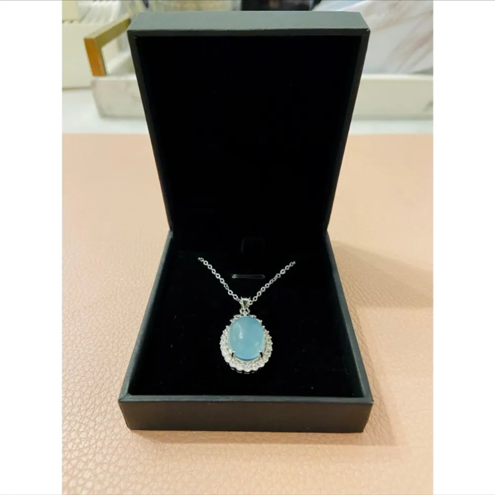 Used a few times, not my daily style. No obvious used sign. 925 silver necklace. Real Sea Blue Nature Gemstone . More charming in reality than picture. Accessoarer.