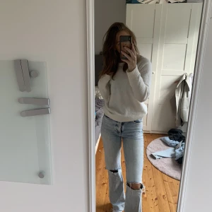 Jeans - Jättesnygga ljusblå jeans i midjestorlek 26 från Never Denim med hål vid knäna. Sitter PERFEKT. 