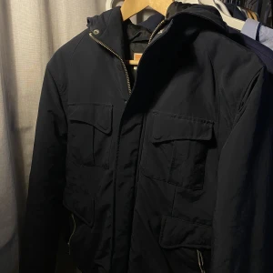Vinterjacka - Vintage vinterjacka från märket Valient (Volt). Passsr perfekt med en skjorta under! Skicket är som bilderna och inga hål eller fläckar finns