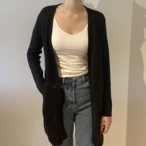 Längre kofta från Skill - Längre svart kofta från Skill i storlek 170/m, tror den kan vara köpt på Ullared. Använd max 5 ggr därav nyskick. Säljer pga den inte kommer till användning