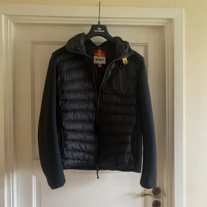 Parajumpers Hybrid jacka  - Säljer nu min parajumpers jacka i mycket fint skick! Nypris 3899 :- Köpt hos Care of Carl