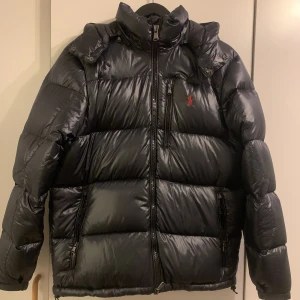 Ralph Lauren Dunjacka - Jacka som är använd ett fåtal gånger. I absolut nyskick. Finns dock en lite repa på framsidan se bild. Nypris 4345:- på Zalando. Inköpt i vintras. 