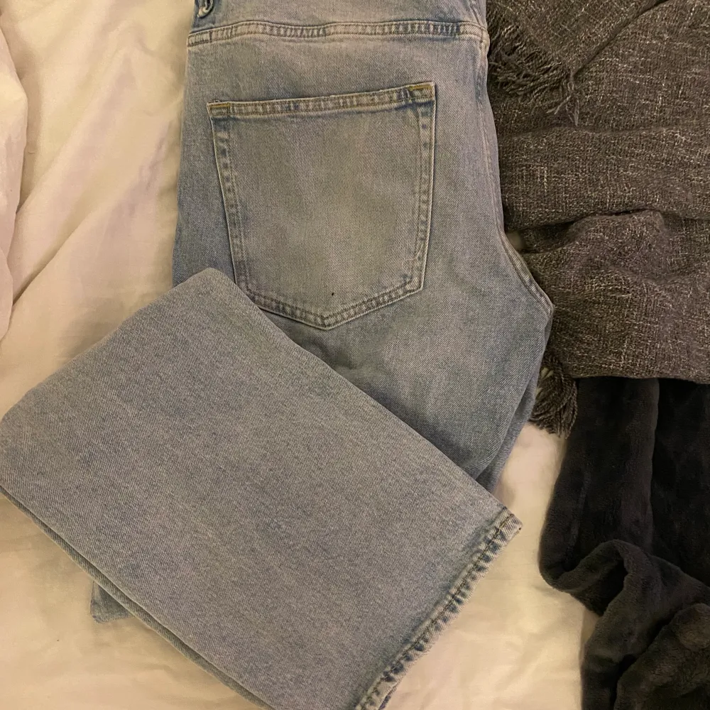 Ett par jättefina blå jeans från herravdelningen från H&M. Endast använda en gång. Säljer då dem blivit för stora. Sitter väldigt fint runt låren❤️. Jeans & Byxor.