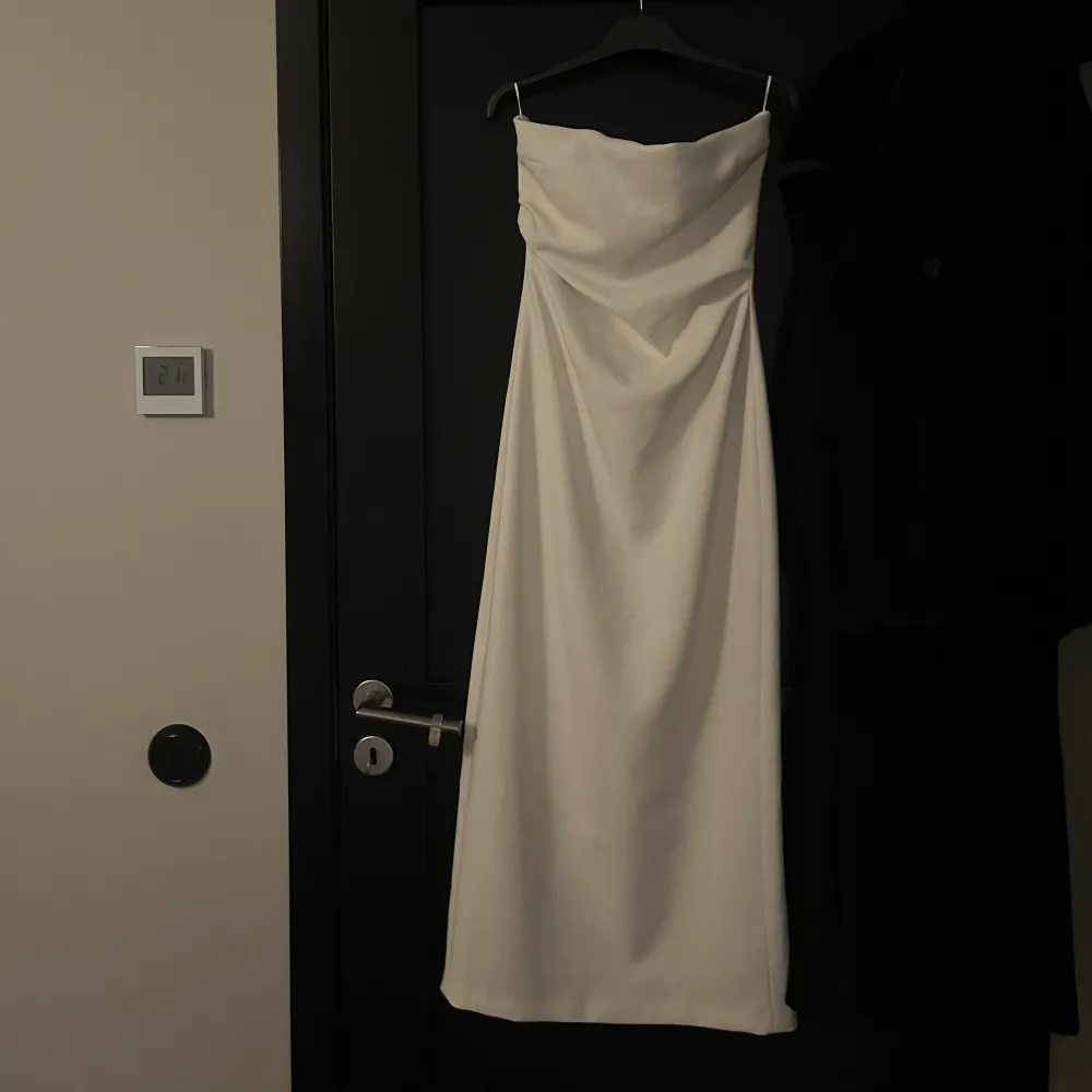 Supersnygg klänning i storlek S. Oanvänd med lappen på. Säljer då den tyvärr är för liten 💕. Klänningar.