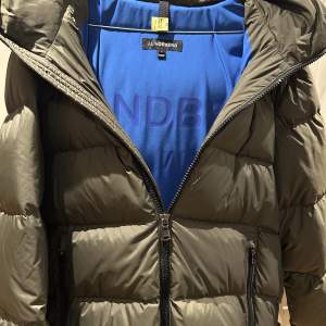 Säljer denna schyssta vinter jacka från märket J.Lindeberg i fint skick. Modellen heter barrel down jacket och nypris ligger på ca 4500kr