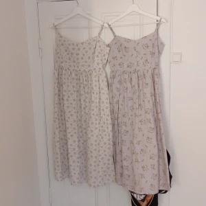 Klänningar  - Två klänningar från HM En vit med blommor och en lila blå med blommor  Köpte i sommras till skolavslutnigen men använde inte dom mera efter de  Köpte för 300 kr st säljer för 200 pris kan diskuteras  Vill ni ha fler bilder skriv de till mig 