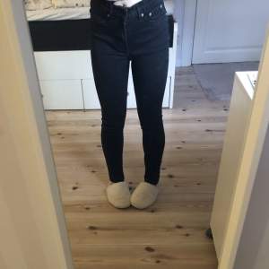 Högmidjade skinny jeans ”Snake” från Lager157 i storlek S. Hela & rena☺️