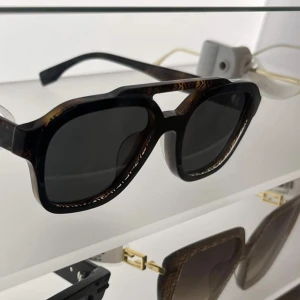 Fendi solglasögon  - Intressekoll på mina solglasögon ifrån Fendi💥 svin snygga och coola med bruna fendi mönstret på ramen. Nästan aldrig använda, nypris runt 3500 kr, köpta precis innan sommaren men då dom inte riktigt passar mitt ansikte kom de ej aldrig till användning 🐝