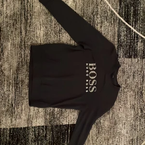 Hugo boss tröja - Alldeles för snygg tröja. Jag har använt den ungefär 4-5 gånger. Den är hel och ren. Den passar inte mig så därför är den till salu. Ångra inte er den kosta ungefär 1400 när ja köpte den och den går inte att få tag på.