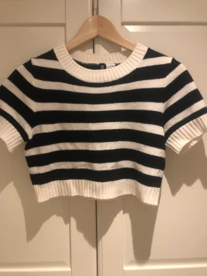 Stickad t-shirt - Stickad t-shirt med ränder❣️🌟