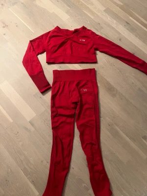 icaniwill träningsset dam - Fint och bekvämt träningsset från icaniwill, använd ett fåtal gånger och är som i nyskick, byxorna är i M och tröjan är i L, då tröjan är väldigt liten i storleken så har den passformen i M