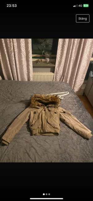 Parajumper  - Fin parajumper väldigt lite använd storlek S, finns inga tecken på skador eller slitage. Jag kan gå ner lite i pris så tveka inte på att höra av er. 