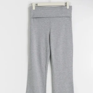 Soft folded flared yoga pants  - Såå fina yoga-pants från Gina Tricot, fin flare och bra passform. Endast provade  nypris ca 400 mitt pris 250 , väldigt stretchiga och passar i princip alla  skriv privat för fler bilder!