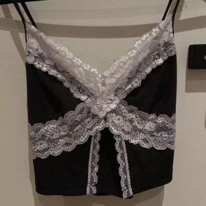 Spets topp - Söt topp i spets, i storlek M. Använd ett fåtal gånger och sitter jättefint på. Därför det billiga priset.