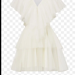 Ida Sjöstedt klänning  - SÖKER denna Ida sjöstedt klänning i vit eftersom den är slut överallt. Skriv jätte gärna om ni har 🙏