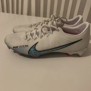 Fotbollsskor Nike - Zoom Mercurial Vit Nike Jag har använt dom 5 gånger, de ser lite smutsiga ut kanske för att det regnade dom alla 5 gångarna. Jag skulle tvätta dom också innan sälja så tänk inte om det. Storleken är 44 men passar bra för 43 också.