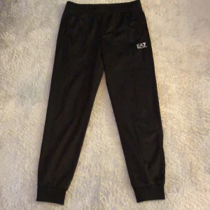 Armani byxor - Hej! Jag säljer mina Armani byxor. De passar inte mig. Det är storlek medium på de och skicket på de är som ny. Har ni mer frågor skriv till mig i DM.