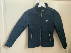 Quiltad jacka, Hampton Republic  - En jättefin jacka från Hampton Republic i storlek 140. Helt oanvänd. Perfekt nu under hösten. Små söta armbågslappar som ger jackan en elegant stil. 100% polyester.