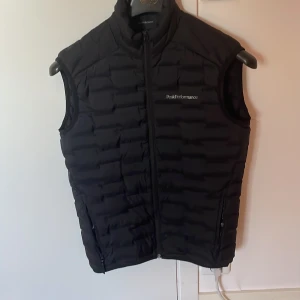 Väst PeakPerformance - Tjena säljer nu min Peakperformance väst, köpte den förra sommaren och den är inte använd mer än ett fåtal gånger Skicket är 9/10 så gott som ny Västen är storlek S och kvitto finns Retail priset ligger 1800 kr, säljer för 799 kr