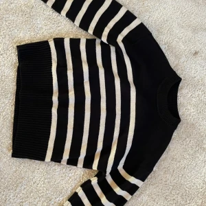 Stickad tröja  - Säljer min randiga stickade tröja från Gina tricot då den inte kommer till användning längre 