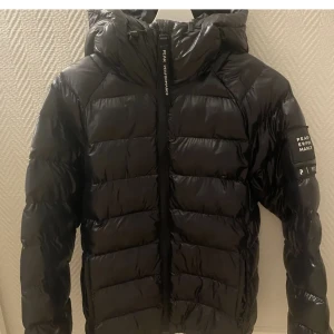 Peak performance jacka  - Säljer nu min fina peak performance jacka i nyskick, har inte kommit till användning tyvärr. Jackan är i storlek S, jag kan tänka mig att sälja den för 1800kr. Nypris är 2500kr. Pris kan diskuteras. Är du intresserad så hör av dig, mer bilder finns👍
