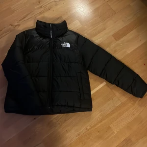 TNF jacka - The North Face jacka. Troligen it äkta och tyvärr har ”C”et i ”Face” ramlat av på baksidan. Annars är det inga skador eller annat