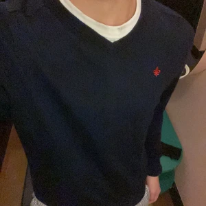 Morris tröja - Asfet v ringad tröja från Morris, säljer för kommer inte till användning och börjar bli för liten. Bra skick och assnygg till vintern. Priset är inte hugget i sten och byten funkar också