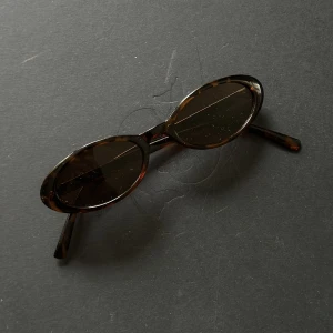 Solglasögon  - Små glasögon, coola