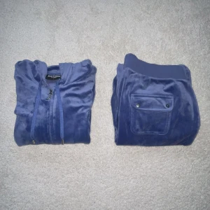 Säljer ett jättefint Juciy couture set!  - Säljer ett jättefint Juciy couture set i väldigt bra skick, har använts ett fåtal gånger och kommer tyvär inte till användning längre. Färgen är blue/grey och passar perfekt nu till vintern, priset går att diskutera, hör av er! 🥰