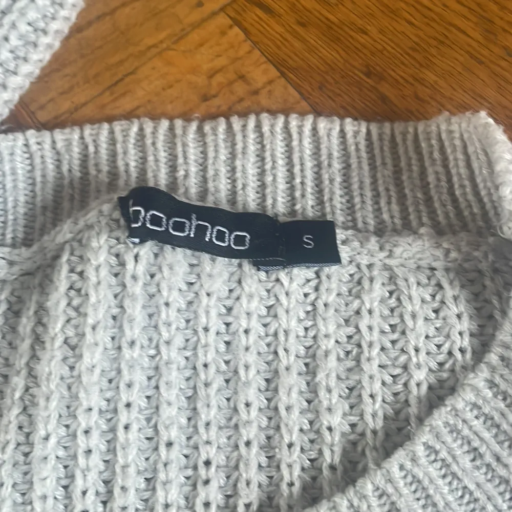 En jätte fin lite croppad grå stickad tröja från boohoo som knappt har används i storlek S. Stickat.