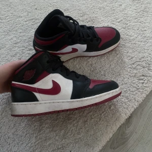 Air Jordan 1 Mid - Säljer nu mina sparsamt använda Jordan 1’s!! Köpta på Restocks förra året men knappt använda. Strl. 37,5. Rengör de vid köp!🤍 köpta för 2450kr