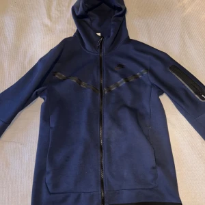 Tech Fleece Nike - Säljer den här tröjan, den är 1 år gammal och har använts flitigt därav att den har en liten nopprig del. Men annars i bra skick! Nypris 1300kr, säljer den för 500. 