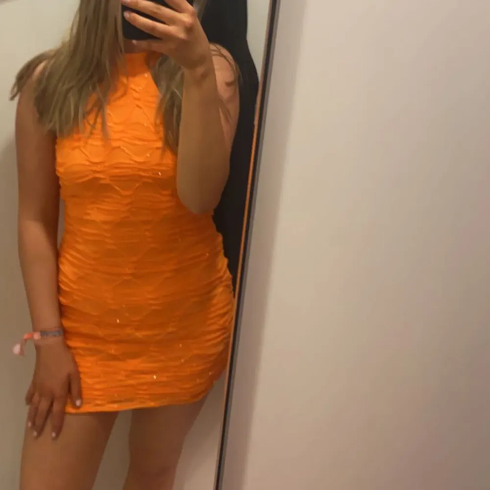Säljer denna superfina orangea klänningen i strl. S!! Lite ”glittrig” och är i nyskick. Perfekt till fest🧡. Klänningar.