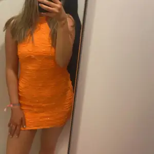 Säljer denna superfina orangea klänningen i strl. S!! Lite ”glittrig” och är i nyskick. Perfekt till fest🧡