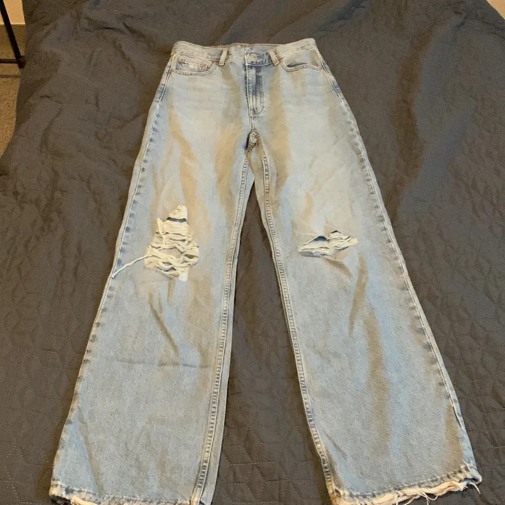 Säljer dessa helt nya jeans då dom var förstora för mig, köpte för ungefär 1000 och säljer nu dom för 150🤍 skriv för mer information🫶🏻 (pris går att diskuteras vid snabb affär). Jeans & Byxor.