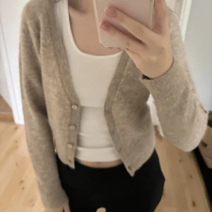 Kofta från weekday, strl Xs💕 - Nästintill oanvänd kofta från weekday! Pris från 70💘 Hör av er vid frågor! 