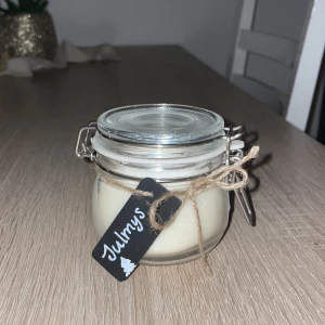 Doftljus! - Hemmagjort doftljus gjord av sojavax och eteriskolja med doft av sprudlande kanel, kardemumma och apelsin. 