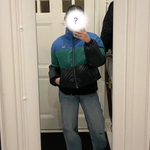 Pufferjacka - en varm jacka perfect för vinter! säljer pga att den inte kommer till använding, är i mycket bra skick! 