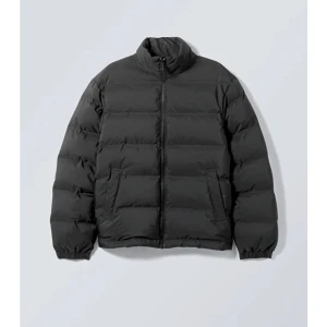 Pufferjacket  - Pufferjacket från weekday, inga synliga skador, varm och bra till vintern🙌🏼💞