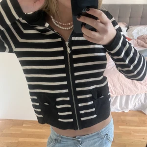 Randig kofta  - Fin randig kofta med fina detaljer. Passar perfekt nu inför höst/vinter. Bra skick och inga defekter. Storlek s. Tröjan är ifrån Isolde och jag säljer den för 75 kronor.💖💞