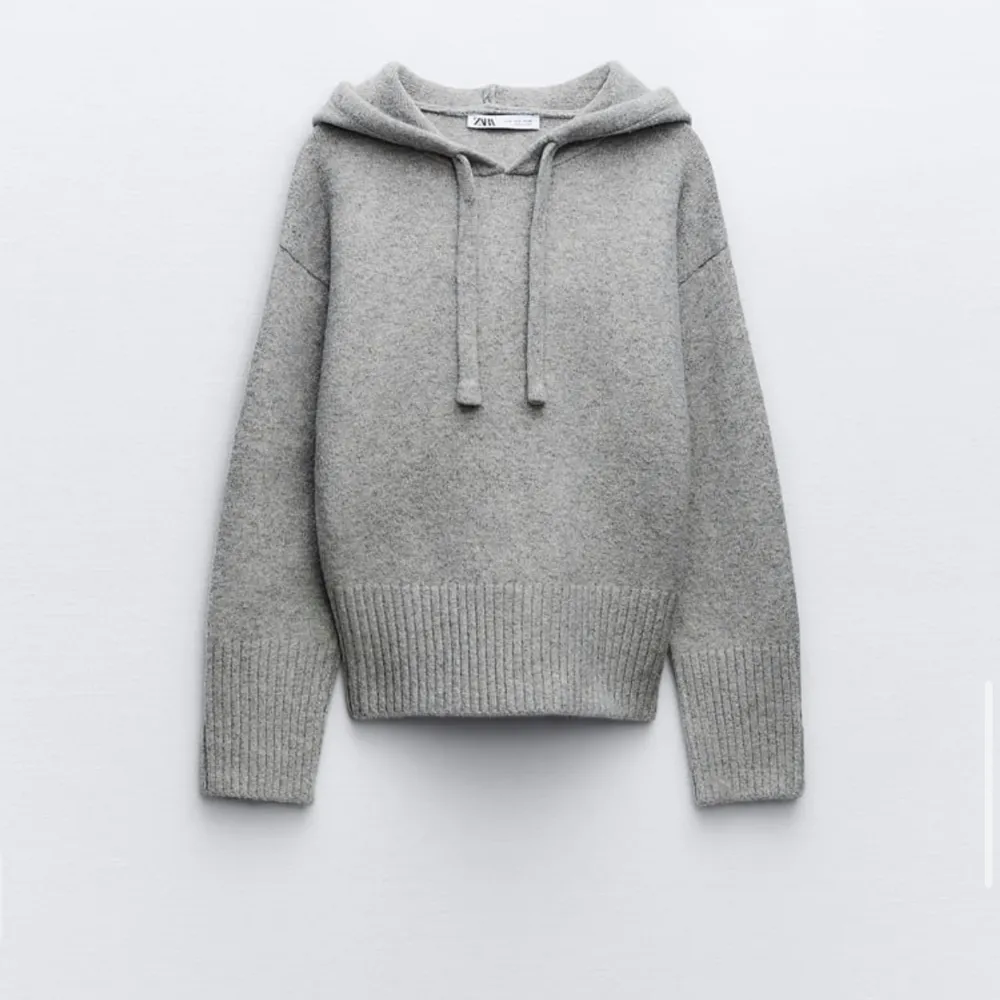 Säljer denna snygga tröja från zara ny pris 499 men kommer sälja den för 300 använd en gång . Hoodies.