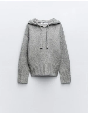 Hoodie - Säljer denna snygga tröja från zara ny pris 499 men kommer sälja den för 300 använd en gång 