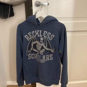 Säljer min blå reckless scholars hoodie i storlek S. Använd Max 5 gånger så väldigt bra skick! 💙 Skriv för bild på! 