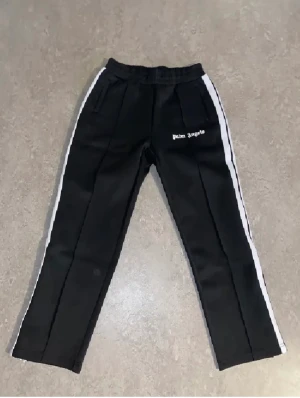 Palm angels byxor  - Säljer helt ny Palm angels byxor oanvända pris kan diskuteras vid snabb affär påse och tag med följer 