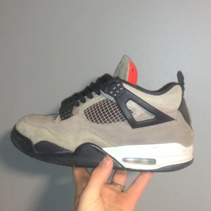 Jordan 4 taupe haze  - Säljer ett par Jordan 4 taupe haze då jag tröttnat på dom. Allt finns med dom har kvittot på dom äkta såklart skriv vid intresse 😃